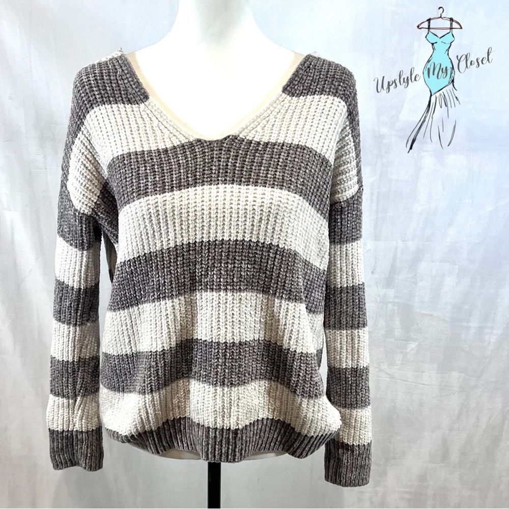 Love by Design super soft gray and white t back knit sweater top size medium